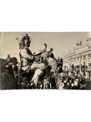 Carte postale – Nice – Carnaval LXVII, char de S. M. Carnaval devant le Casino municipal – Maison Martino