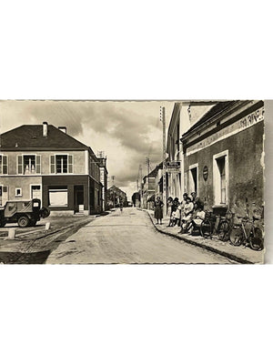 Carte postale – Saint-Rémy-du-Plain (Sarthe) – Centre du bourg, hôtel et scène de rue – 1961
