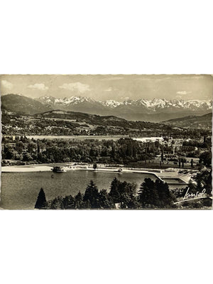 Carte postale – Le Bourget-du-Lac – Plage, camp d’aviation et chaîne de Belledonne – Jansol