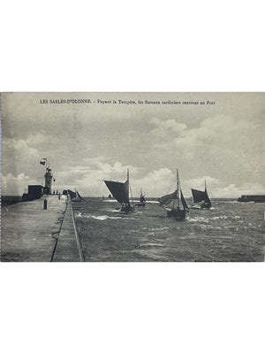Les Sables-d'Olonne – Bateaux sardiniers fuyant la tempête au port – CPA n° 45