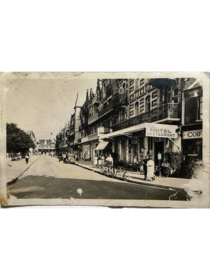 Carte postale – Berck-Plage – Avenue de la Gare, hôtel-restaurant et scène de rue – 1952