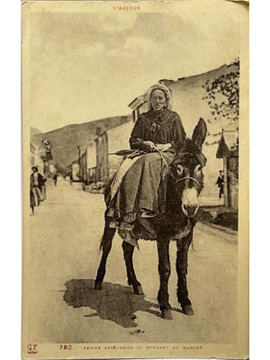 Carte postale – L'Ariège – Femme ariégeoise se rendant au marché à dos d'âne – Labouche Frères n° 782