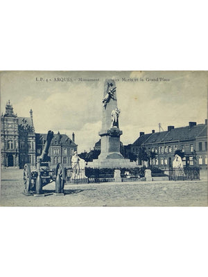 Arques (Pas-de-Calais) – Monument aux morts et Grand'Place avec canon – CPA