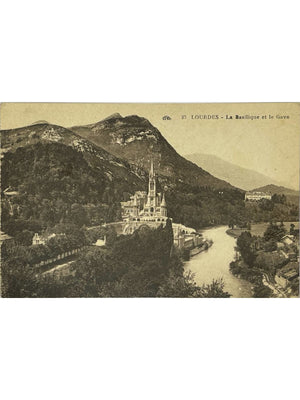 Lourdes – La Basilique et le Gave – CPA n° 23 vers 1931