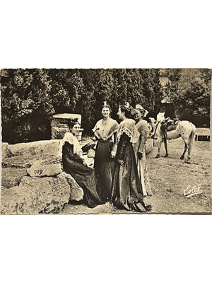 Carte postale – Arles – Groupe d'Arlésiennes en costume et cheval – Photo Estel