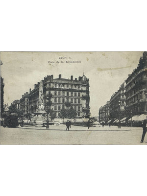 CPA Lyon – Place de la République et monument – Rhône