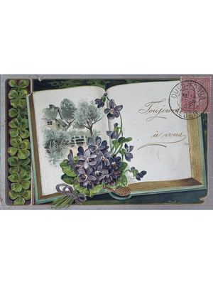 Carte postale fantaisie gaufrée – Violettes, trèfles et livre – 1907