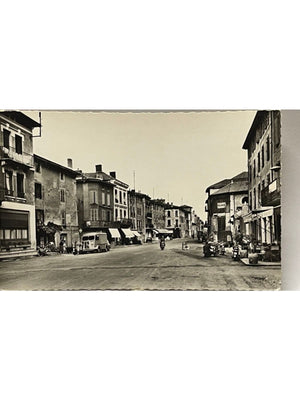 Beaurepaire (Isère) – Place des Terreaux et rue commerçante – CPSM