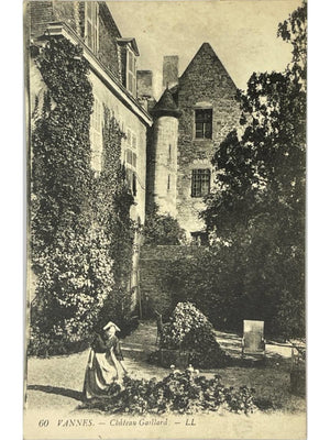 Vannes – Château-Gaillard et femme en costume régional – CPA n° 60