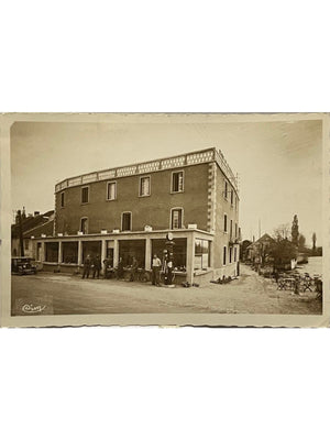 Quingey (Doubs) – Hôtel de la Truite de la Loue, pompe à essence et véhicules – CPA