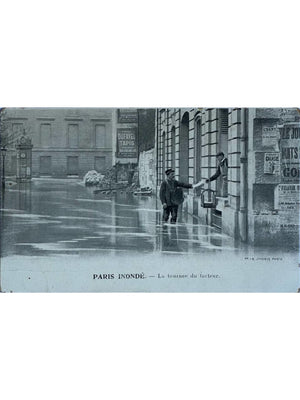 Paris inondé – La tournée du facteur, crue de 1910 – CPA