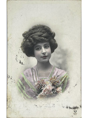 Carte postale – Portrait colorisé de jeune femme au bouquet – n° 443, 1913