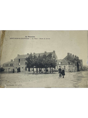 Saint-Aignan-de-Couptrain (53) – La Place, route de Javron – Enfants et vélo – CPA 1918