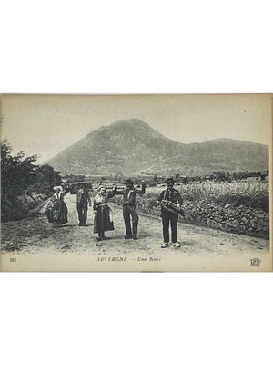 Auvergne – Une Noce, costumes régionaux et tambour – CPA ND Phot. n°101