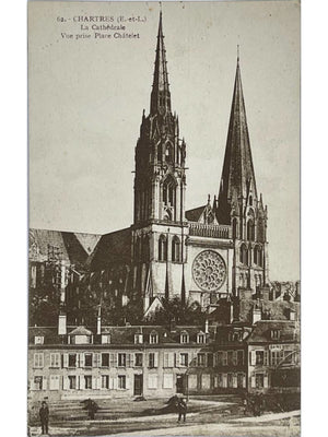 Chartres (Eure-et-Loir) – Cathédrale vue de la place Châtelet – CPA n° 62
