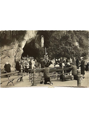 Lourdes – La Grotte de Massabielle et les pèlerins – CPSM 1958