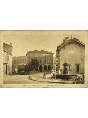 Bains-les-Bains – Place de l'Hôtel de Ville, fontaine et véhicules – CPA années 1930