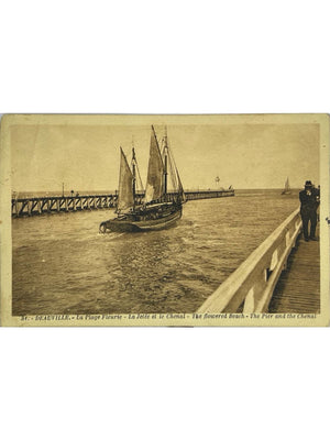 Deauville – La Plage Fleurie, la jetée et le chenal, voilier – CPA n° 81