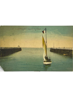 Courseulles-sur-Mer – Bateau de pêche à l'entrée du port – CPA colorisée n° 12