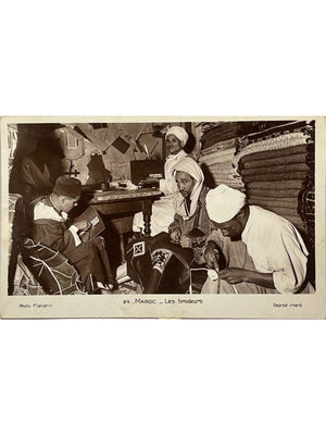 Maroc – Les brodeurs dans un atelier – Photo Flandrin – CPA n° 24