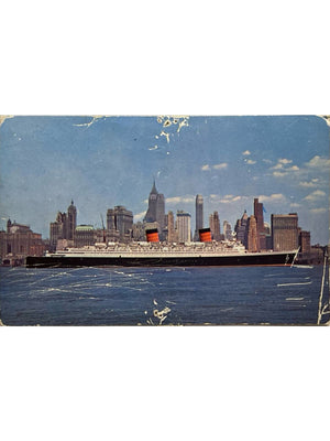Carte postale – New York – Paquebot S.S. Queen Elizabeth devant Lower Manhattan – Cunard