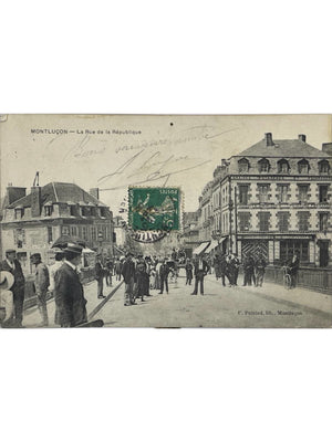 CPA Montluçon – Rue de la République animée, commerces et cycliste – Allier