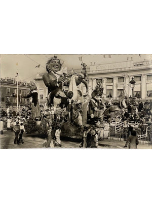 Nice – Carnaval, char de S.M. Carnaval LXVII devant le Casino municipal – CPSM