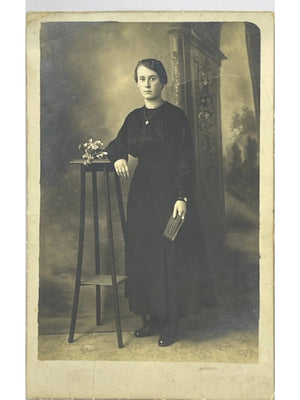 Portrait photographique de femme en studio – carte postale ancienne