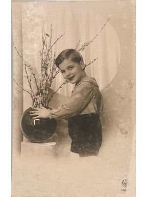 Carte postale – Enfant au vase de branches – Carte de vœux de 1942