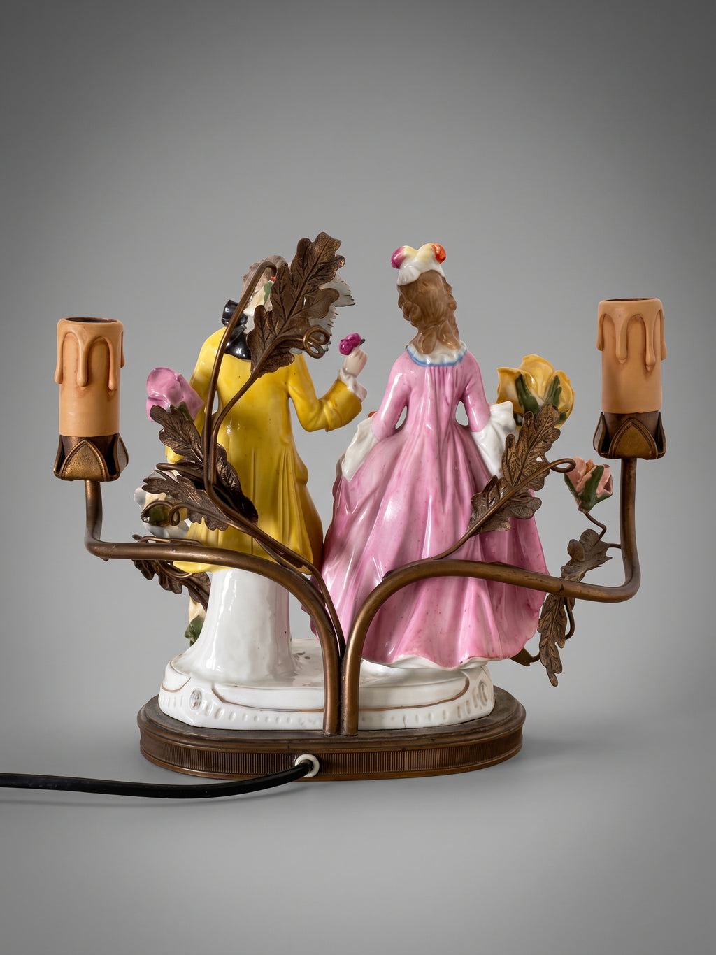 Lampe à deux feux au couple galant en porcelaine – Style rococo – 27 cm