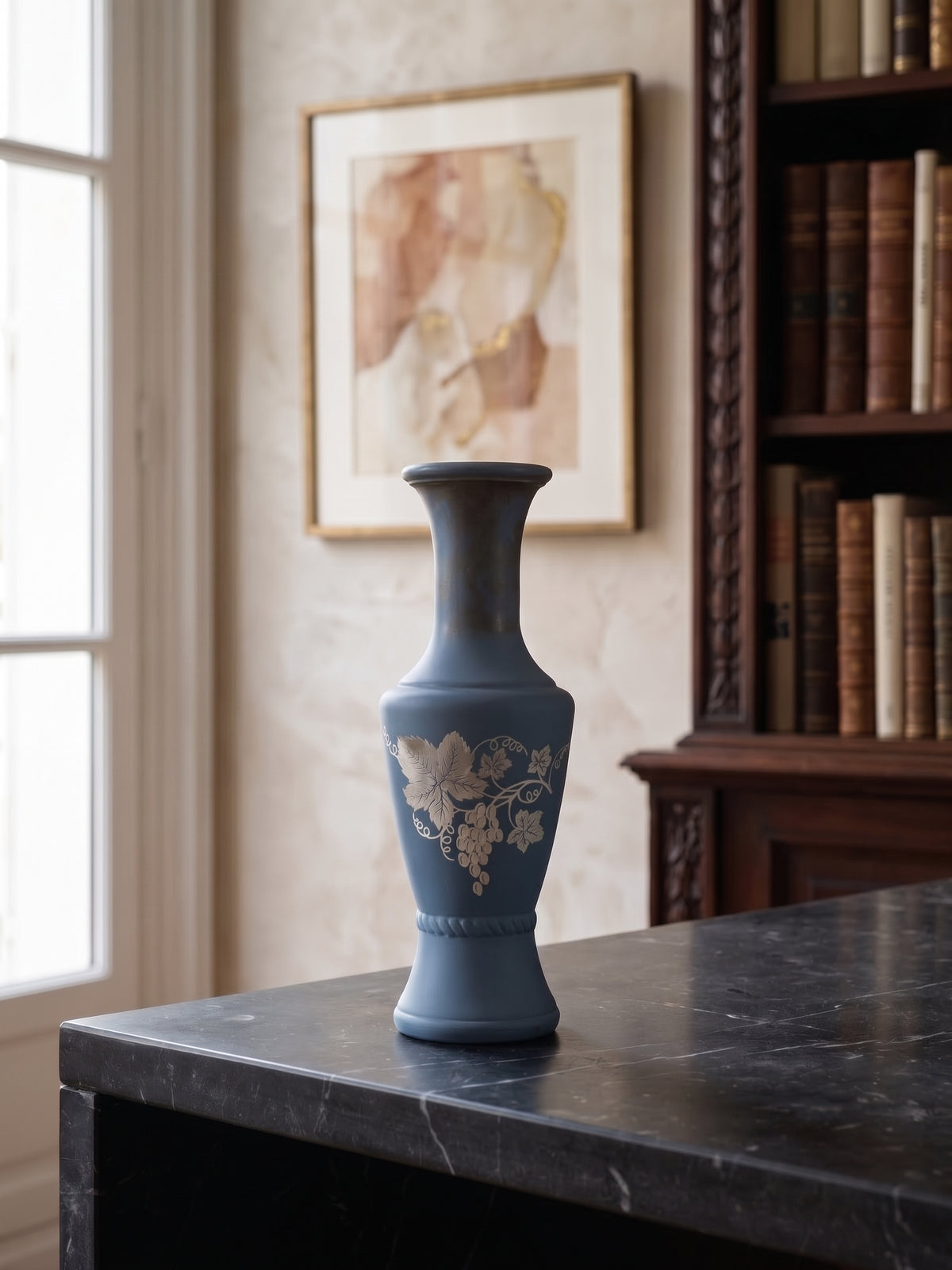 Petit vase en verre ambré revêtu de bleu – Décor de vigne – 14 cm