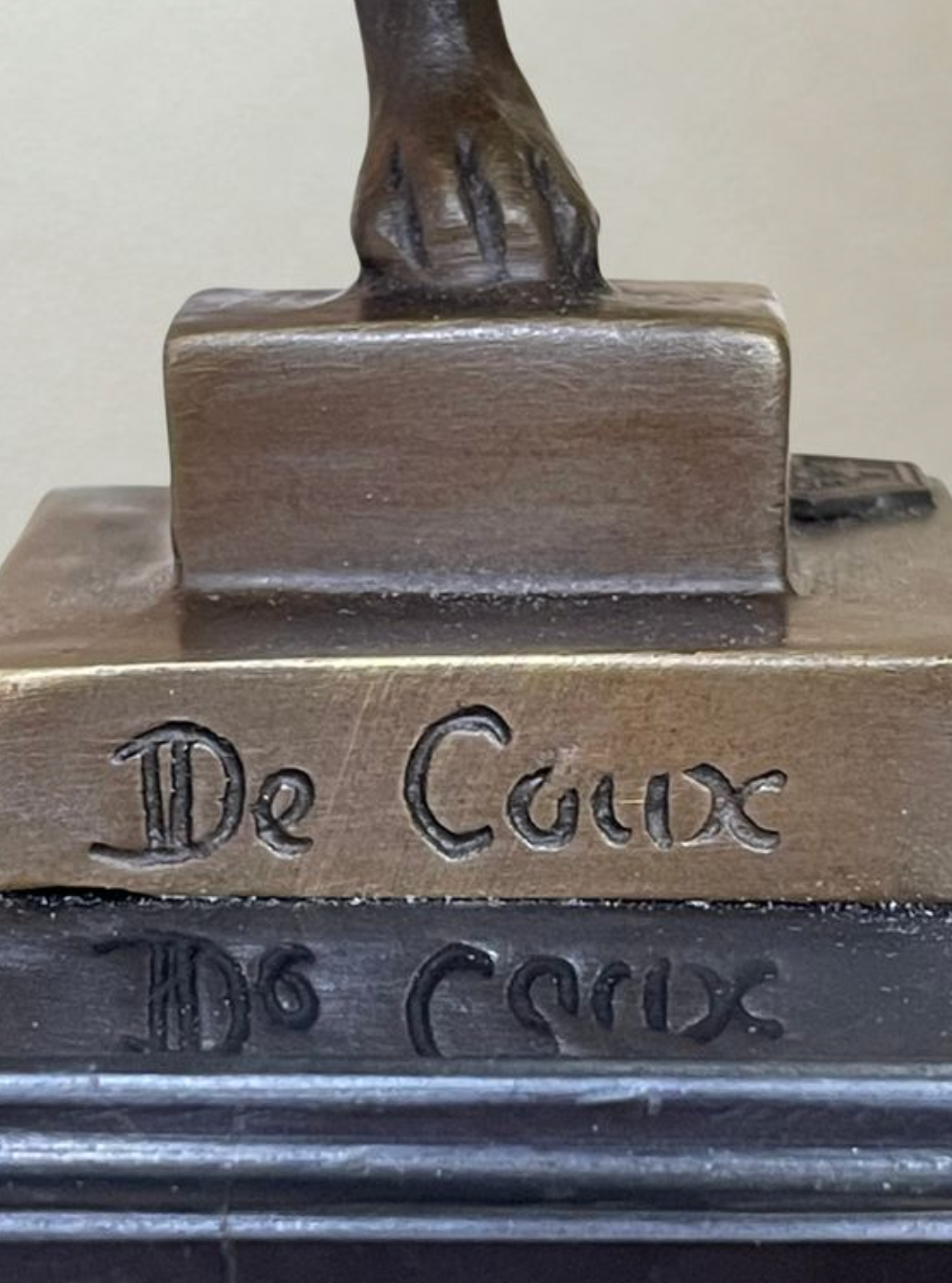 Bronze d’après De Coux – Chat descendant un escalier – Sculpture animalière XXᵉ - 29 cm